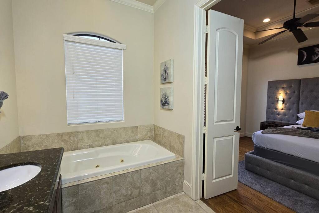 Modern Galleria Gem Private Jacuzzi 3 Br 休斯敦 外观 照片